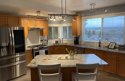 Langley House | Hilltop Vista mountain views 2 bedrooms