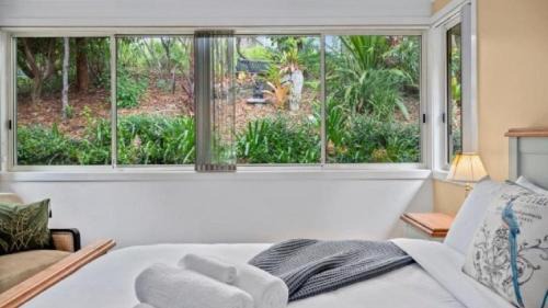 Coffs Harbour House | Hillview - Pet Friendly, Telsa Charger, Sleeps 6