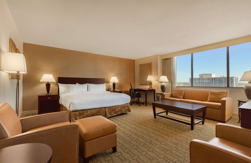 West Central Hotel | Hilton Fort Wayne at the Grand Wayne Convention Center
