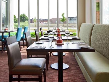 Saint-Laurent Hotel | Hilton Garden Inn Montreal Airport