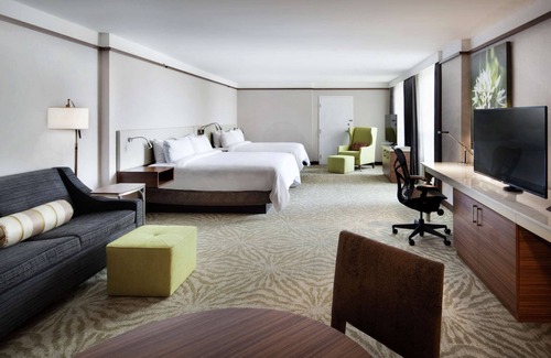 Saint-Laurent Hotel | Hilton Garden Inn Montreal Airport