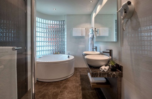 Le Grand-Saconnex Hotel | Hilton Geneva Hotel and Conference Centre