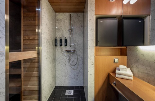 Lantinen District Hotel | Hilton Helsinki Kalastajatorppa