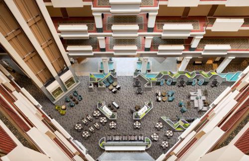 Oakbrook Terrace Hotel | Hilton Suites Chicago/Oakbrook Terrace