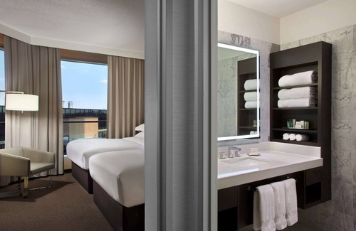Markham Hotel | Hilton Toronto/Markham Suites Conference Centre & Spa