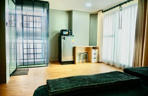 Silom Apartment | Hip and funky apartment silom Soi 3, with rooftop view