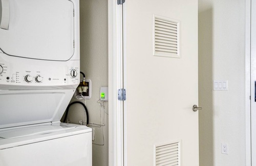 Downtown Berkeley Apartment | Hip Berkeley Studio w/ W/D & Coworking, walkable to BART, by Blueground