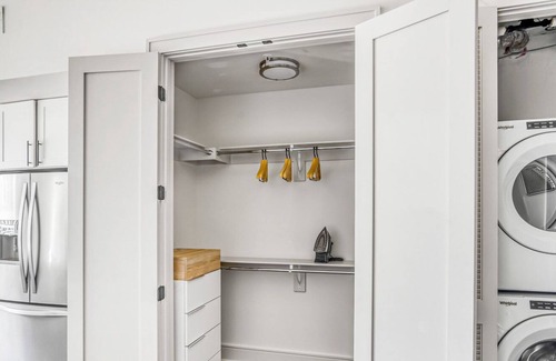 Civic Center Apartment | Hip Golden Triangle Studio w/ Gym & Pool near Capitol Hill, by Blueground