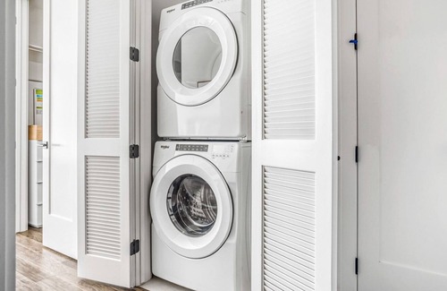Civic Center Apartment | Hip Golden Triangle Studio w/ Gym & Pool near Capitol Hill, by Blueground