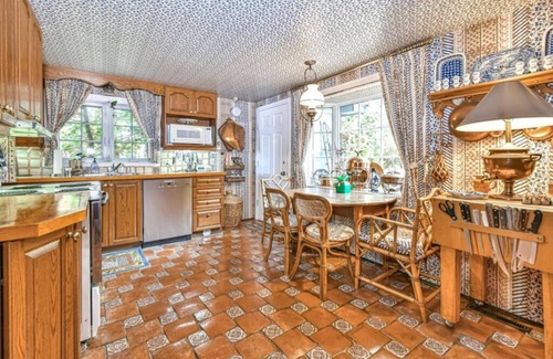 Sainte-Ann-des-Lacs Cottage | Hip Lakefront Ski Chalet