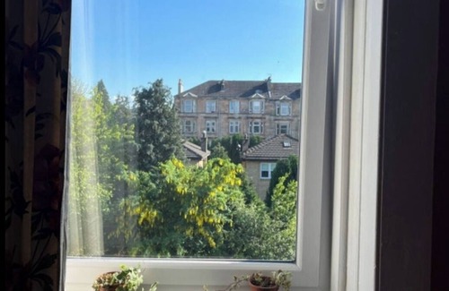 Glasgow Apartment | Hip, neo-Victorian style character flat, cool coffee shops & close to transport.