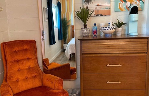 Trenton Hotel | Hippie Room #9 - 1960 Retro Motel