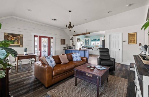 Boerne House | Historic 1 BR Cottage | Mountain Views | Firepit