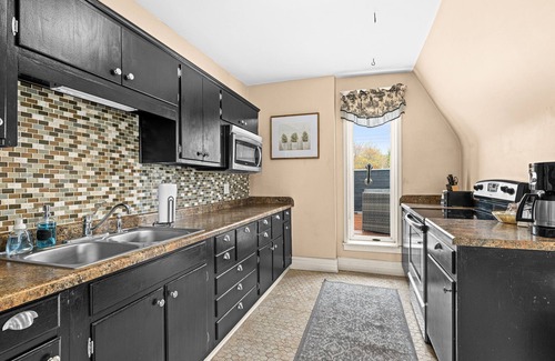 Duluth House | Historic 1200sqft Luxury Ballroom Suite
