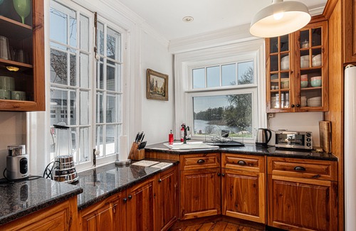 Delta House | Historic 1853 Kingsgate Lakehouse