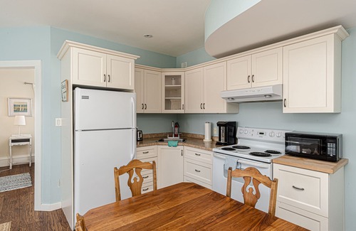 Delta House | Historic 1853 Kingsgate Lakehouse