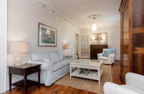 Delta House | Historic 1853 Kingsgate Lakehouse