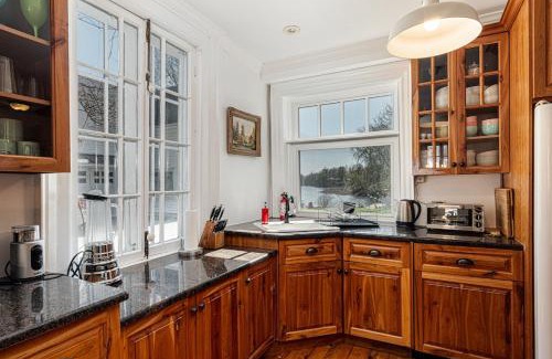 Delta House | Historic 1853 Kingsgate Lakehouse