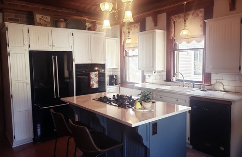 Port Huron House | Historic 1875 Victorian-Pear Tree Manor - close to downtown, Lake Huron, & river