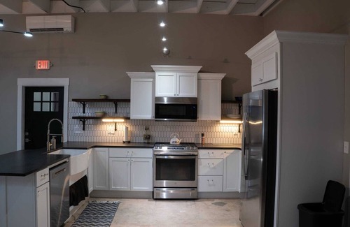 Mountain Home Apartment | Historic 2 bedroom steps off downtown square