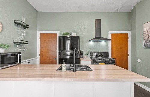 Fort Wayne House | Historic 3 Bed, Ample Parking, Pets & Patio Grill