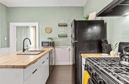 Fort Wayne House | Historic 3 Bed, Ample Parking, Pets & Patio Grill