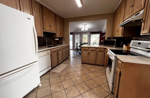 Montgomery House | Historic 3-bedroom Cloverdale Home next to Playhouse
