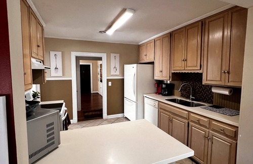 Montgomery House | Historic 3-bedroom Cloverdale Home next to Playhouse