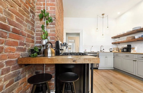 East Allegheny House | Historic 4-Apt Building Sleeps 16 Walk to Stadiums