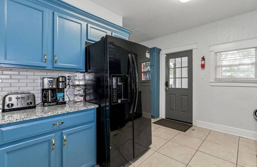 South Hyde Park House | Historic 4BR 2.5BA (5 Bed) Home: Near Parks, Museum & Country Club Plaza