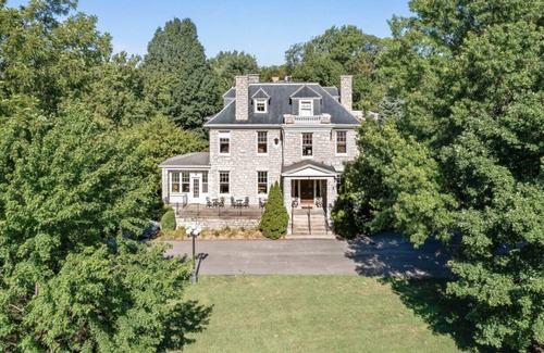 Independence House | Historic 9 BR/10 bath with putting green/splash pad