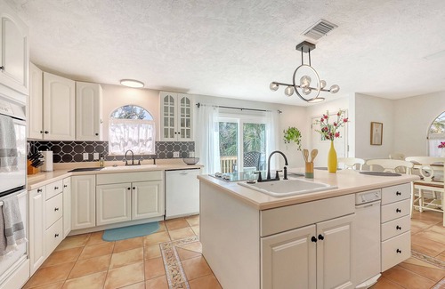 Nokomis House | Historic Admiral Benbow Club Suite-4 beds x 4 Baths, 2 Kitchens, Beach Access !