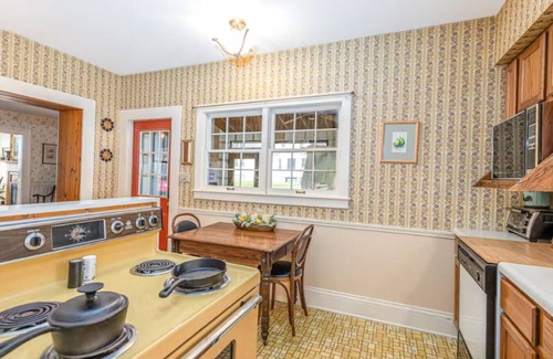 Galena Condo | Historic Briarstone Inn Queen Bedroom