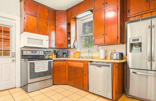 Springfield House | Historic Bungalow: For Groups & Families Sleeps 11