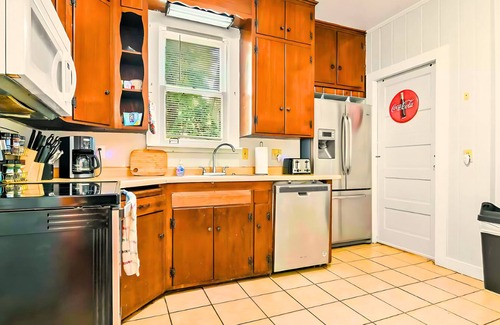 Springfield House | Historic Bungalow: For Groups & Families Sleeps 11