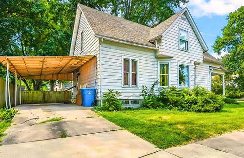 Springfield House | Historic Bungalow: For Groups & Families Sleeps 11