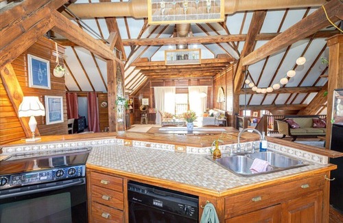 Lindenwald Apartment | Historic Carriage House: Unique Stay in the Heart of Hamilton
