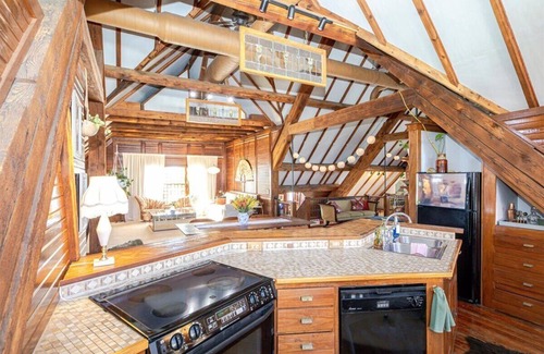 Lindenwald Apartment | Historic Carriage House: Unique Stay in the Heart of Hamilton