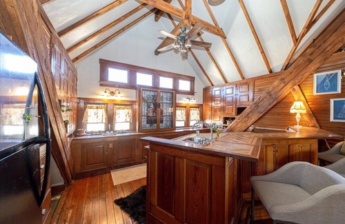 Lindenwald Apartment | Historic Carriage House: Unique Stay in the Heart of Hamilton