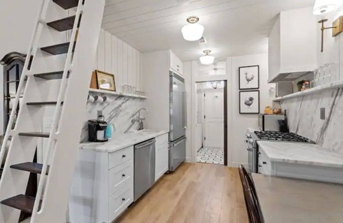 Riverton House | Historic Carriage House