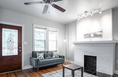 Old North Columbus Apartment | Historic Central OSU 3 BR 2 Bath King Bed Free parking