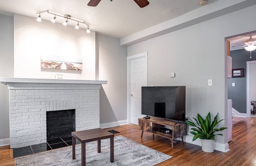 Old North Columbus Apartment | Historic Central OSU 3 BR 2 Bath King Bed Free parking