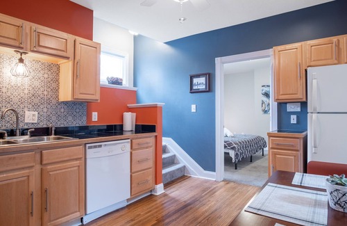 Old North Columbus Apartment | Historic Central OSU 3 BR 2 Bath King Bed Free parking