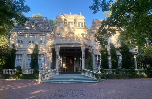 Sandy House | Historic Chateau at La Caille