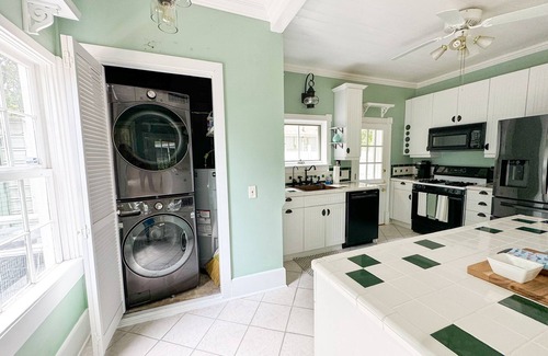 Historic Downtown Apalachicola House | Historic Coastal Retreat: 3‑BR Cape Cod Cottage w/Courtyard, Porch & Bay Access