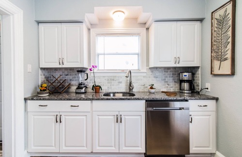 Lakeland Cottage | Historic Cottage Near Florida Southern College ~ Dogs Welcome~ Walk Everywhere