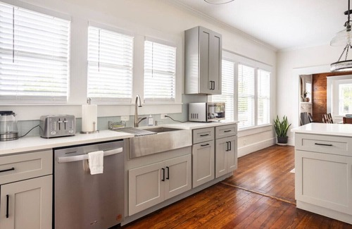 Eastside Promise Neighborhood House | Historic Craftsman | Hot Tub | 4BD&3BA | 1mi to DT