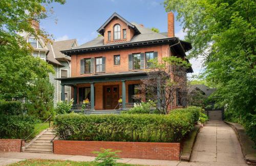 Summit - University Bed & Breakfast | Historic District BnB