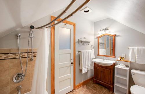 Summit - University Bed & Breakfast | Historic District BnB