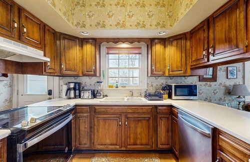 Salisbury House | Historic dog-friendly home with a grassy yard, deck, washer/dryer, & central AC